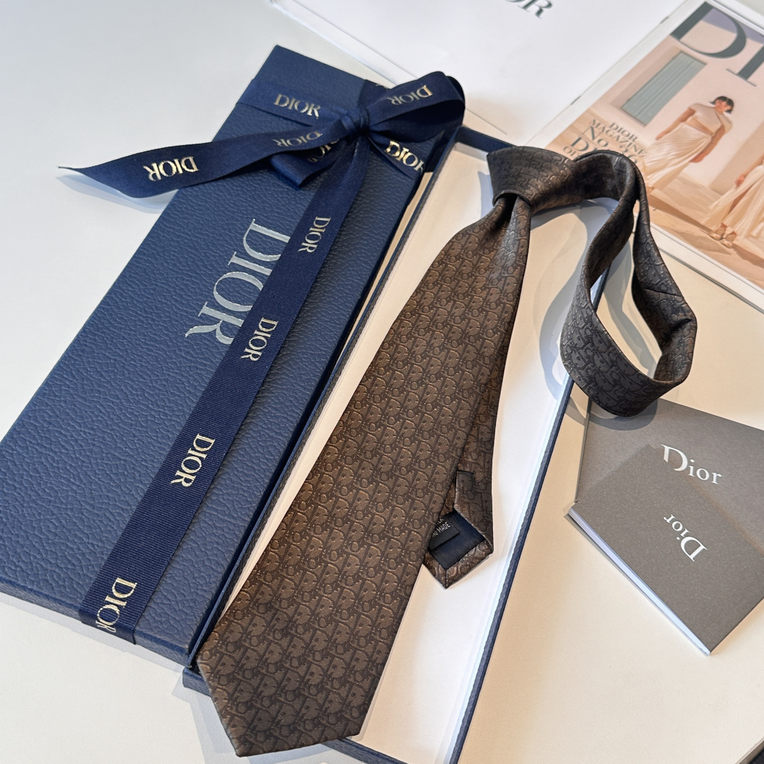 特 这款领带突显蓝色 Oblique Pixel 印花，全新演绎经典图案。采用淡蓝色桑蚕丝面料精心制作，