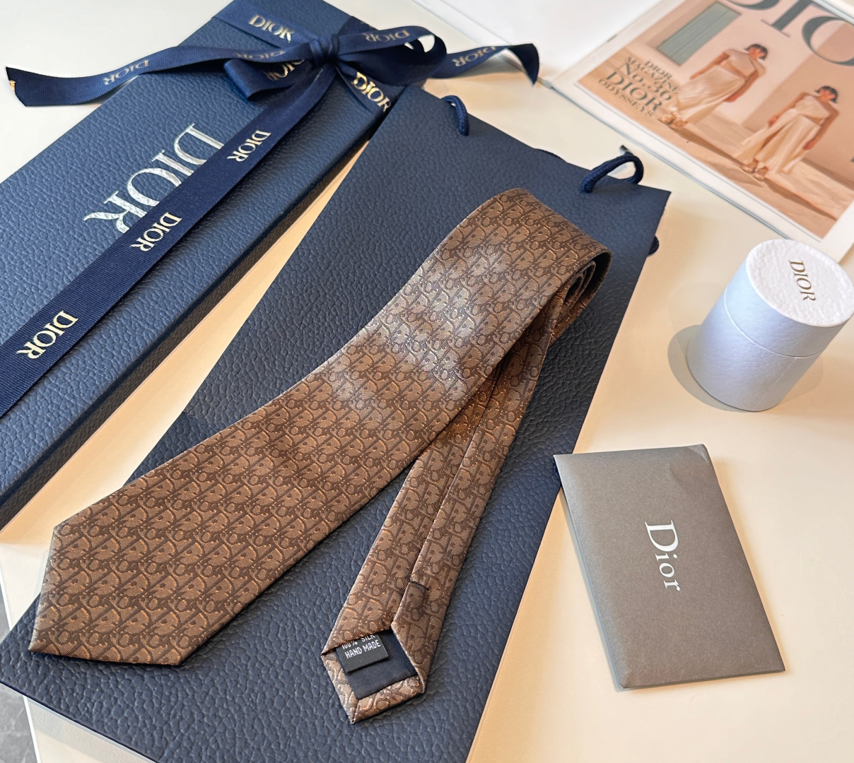 特 这款领带突显蓝色 Oblique Pixel 印花，全新演绎经典图案。采用淡蓝色桑蚕丝面料精心制作，