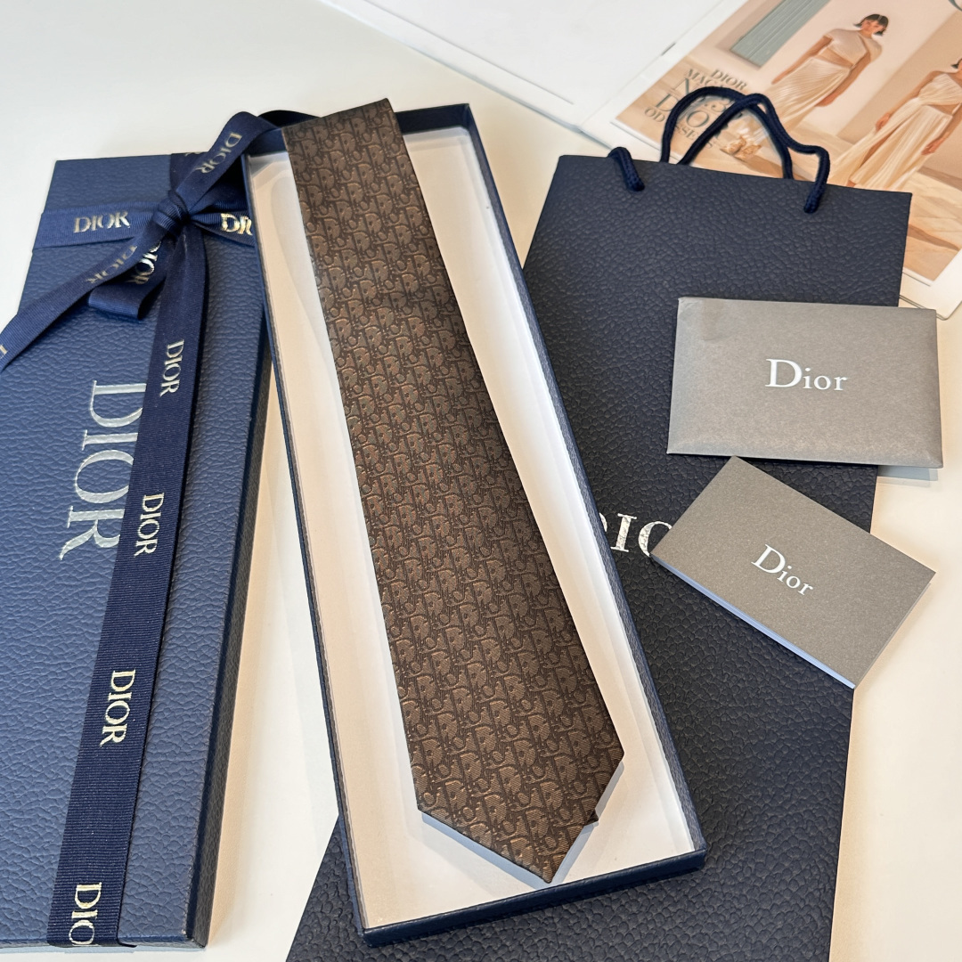 特 这款领带突显蓝色 Oblique Pixel 印花，全新演绎经典图案。采用淡蓝色桑蚕丝面料精心制作，