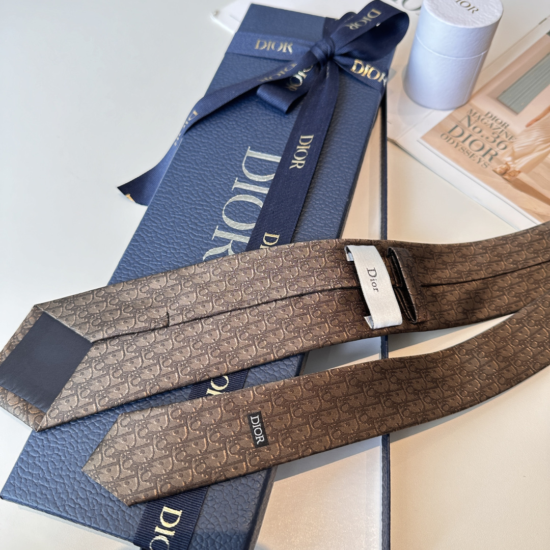 特 这款领带突显蓝色 Oblique Pixel 印花，全新演绎经典图案。采用淡蓝色桑蚕丝面料精心制作，