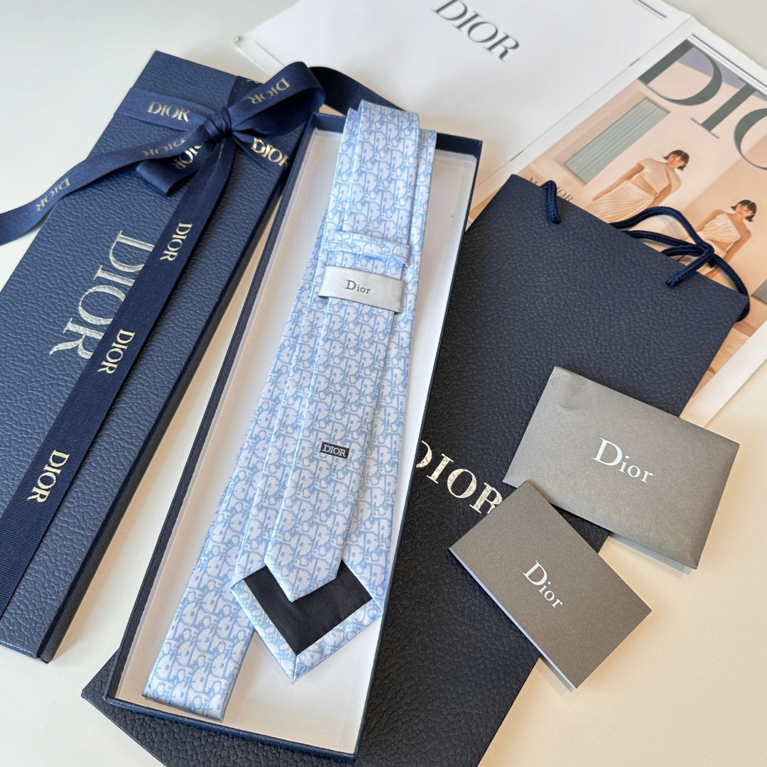 特 这款领带突显蓝色 Oblique Pixel 印花，全新演绎经典图案。采用淡蓝色桑蚕丝面料精心制作，