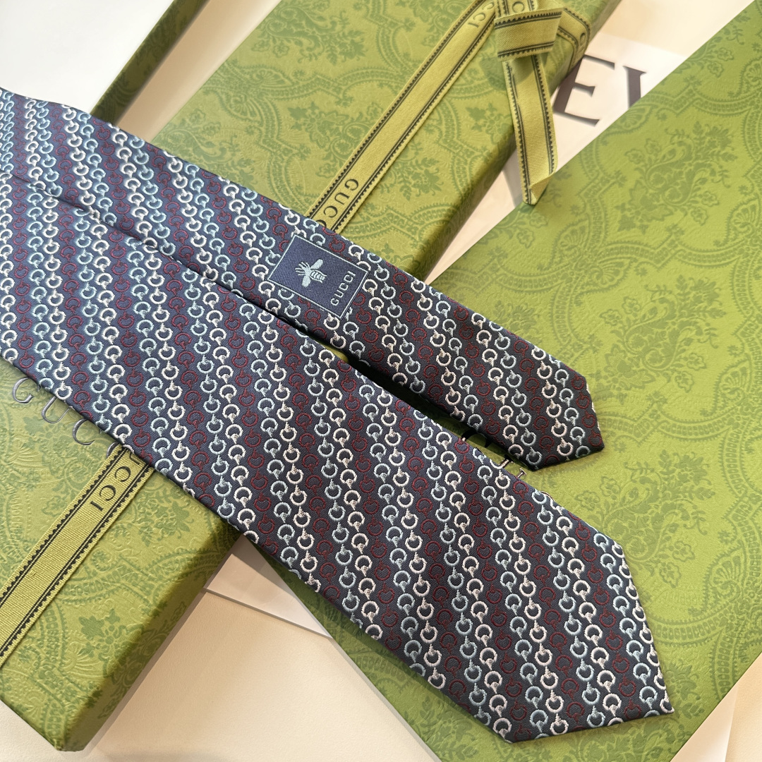特 早秋系列革新演绎品牌标志性符号和设计元素。这款领带以马衔扣桑蚕丝提花面料匠心打造，意在突显Gucci