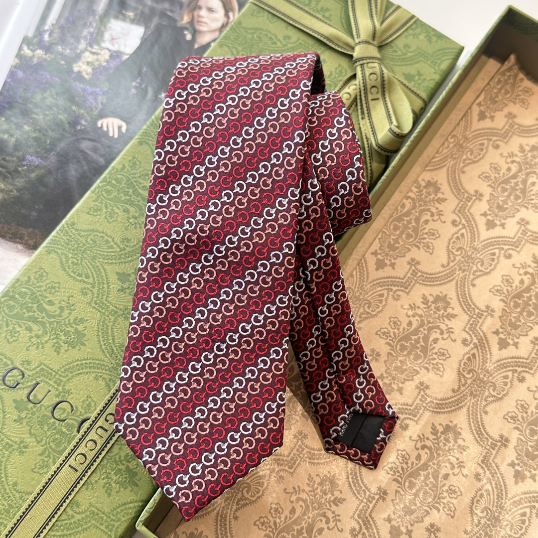 特 早秋系列革新演绎品牌标志性符号和设计元素。这款领带以马衔扣桑蚕丝提花面料匠心打造，意在突显Gucci