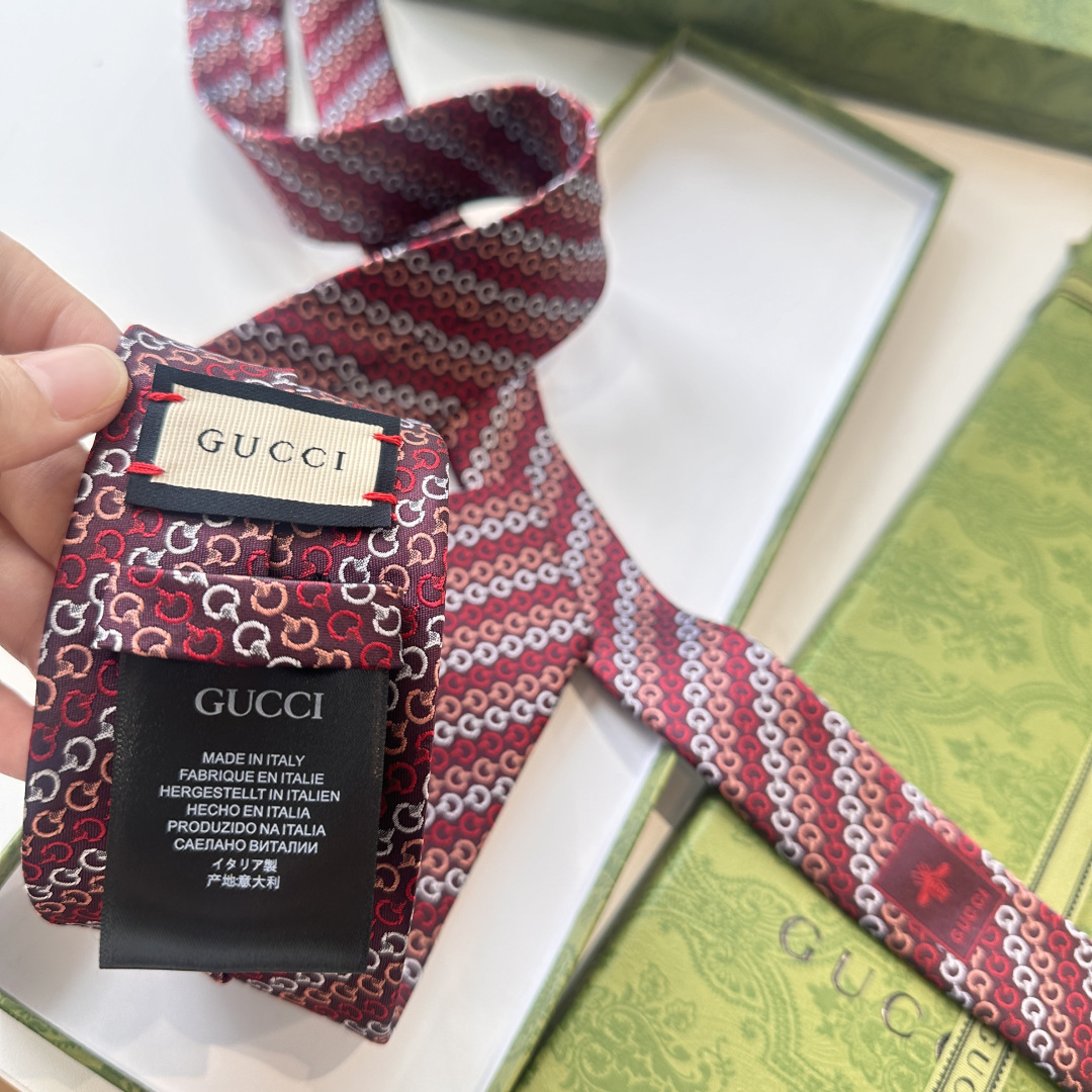 特 早秋系列革新演绎品牌标志性符号和设计元素。这款领带以马衔扣桑蚕丝提花面料匠心打造，意在突显Gucci