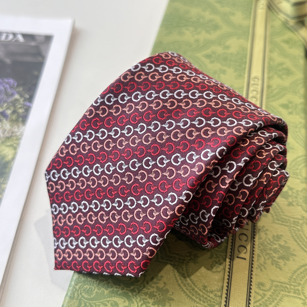 特 早秋系列革新演绎品牌标志性符号和设计元素。这款领带以马衔扣桑蚕丝提花面料匠心打造，意在突显Gucci