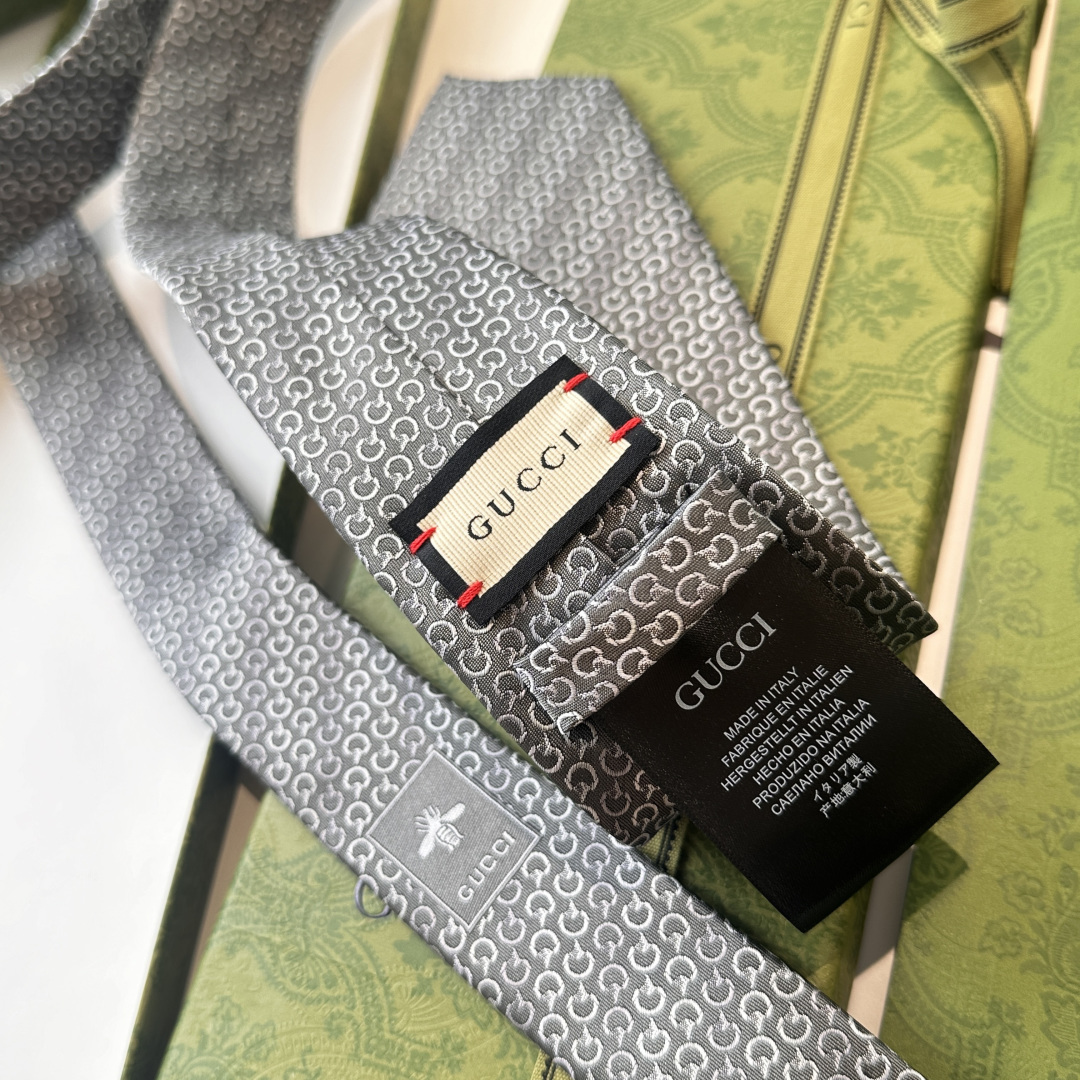 特 早秋系列革新演绎品牌标志性符号和设计元素。这款领带以马衔扣桑蚕丝提花面料匠心打造，意在突显Gucci