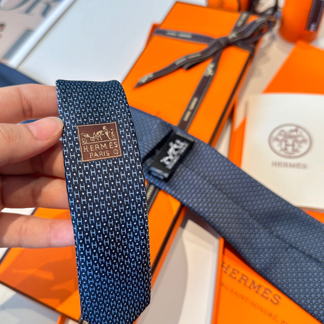 男士新款领带系列【H圆点领带】👔👔，稀有😻😻H家每年都有一千条不同印花的领带面世，从最初的多以几何图案表