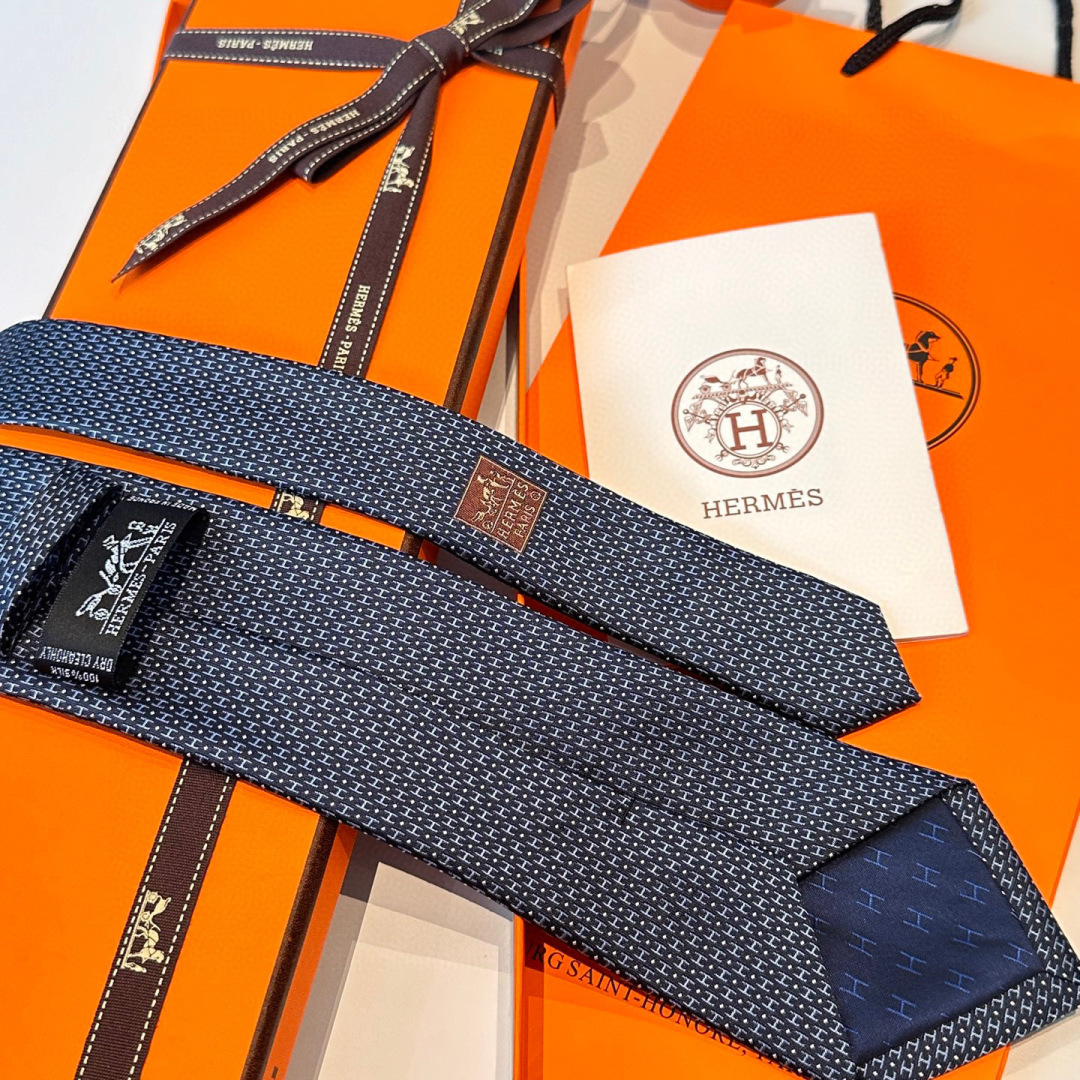 男士新款领带系列【H圆点领带】👔👔，稀有😻😻H家每年都有一千条不同印花的领带面世，从最初的多以几何图案表