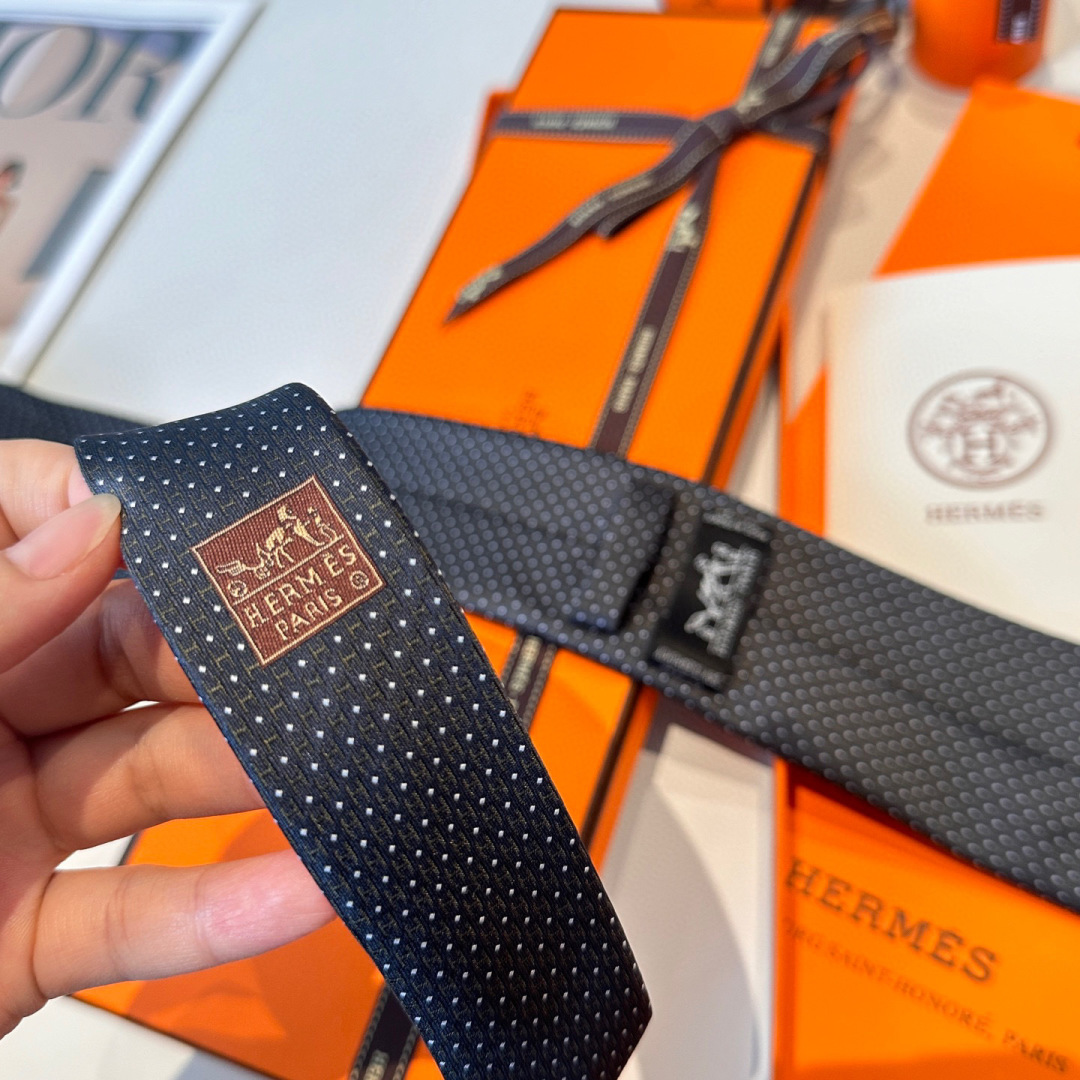 男士新款领带系列【H圆点领带】👔👔，稀有😻😻H家每年都有一千条不同印花的领带面世，从最初的多以几何图案表