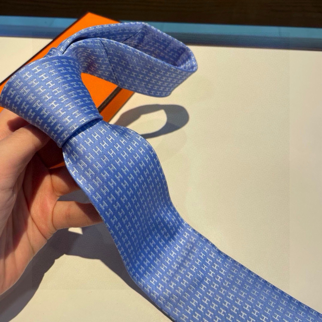 👏👏男士新款领带系列【H字母领带】👔👔，稀有😻😻H家每年都有一千条不同印花的领带面世，从最初的多以几何图