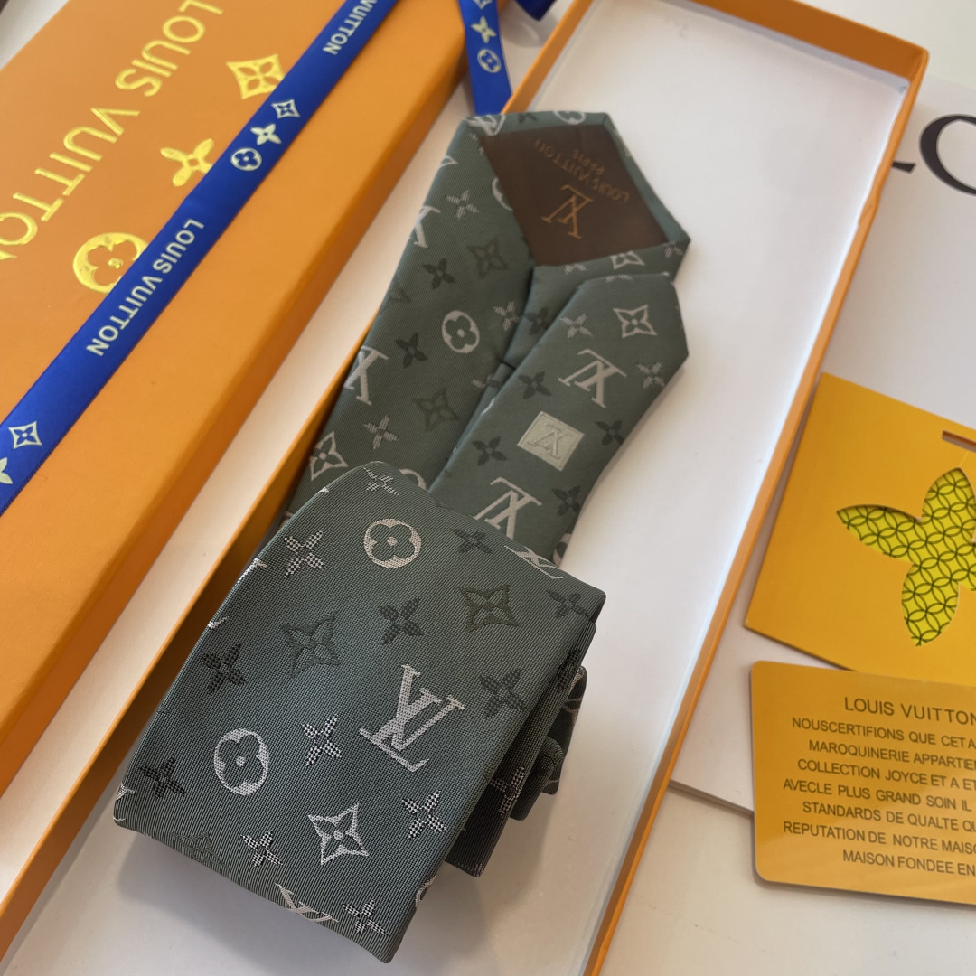 特 👏👏专柜同歩👔👔精致的小Logo提花，低调奢华大气的配色，这款领带将Lv标志性的Damier图案以同