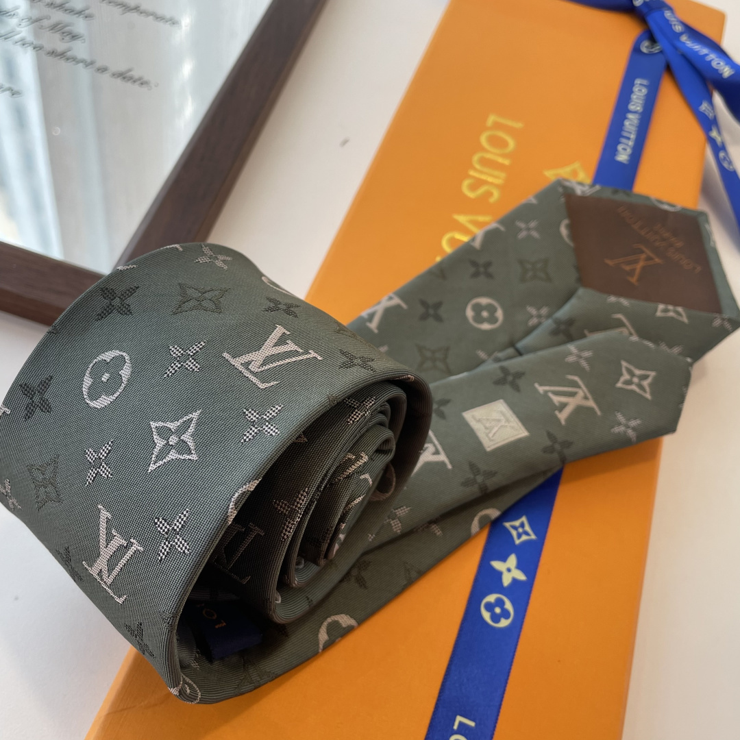 特 👏👏专柜同歩👔👔精致的小Logo提花，低调奢华大气的配色，这款领带将Lv标志性的Damier图案以同