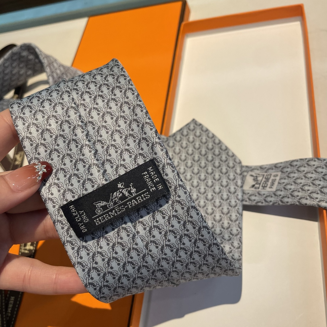 特 爱马仕男士新款领带系列👔👔，稀有H家每年都有一千条不同印花的领带面世，从最初的多以几何图案表现骑术活