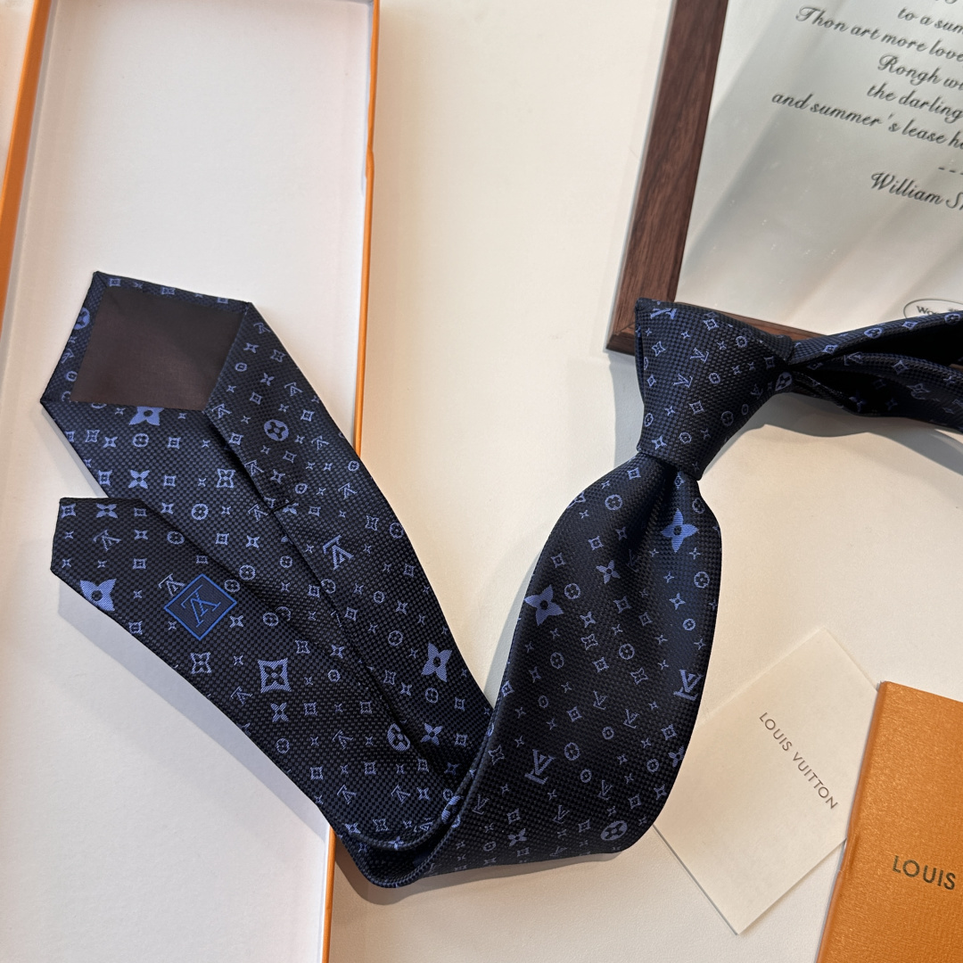 特 专柜同歩👔👔精致的小Logo提花，低调奢华大气的配色，这款领带将Lv标志性的Damier图案以同色调