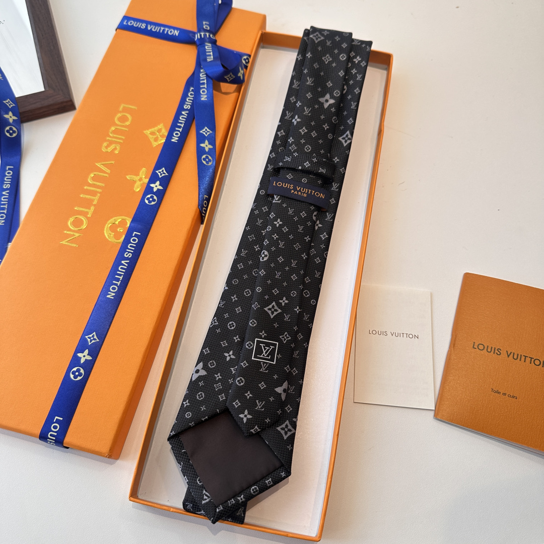 特 专柜同歩👔👔精致的小Logo提花，低调奢华大气的配色，这款领带将Lv标志性的Damier图案以同色调