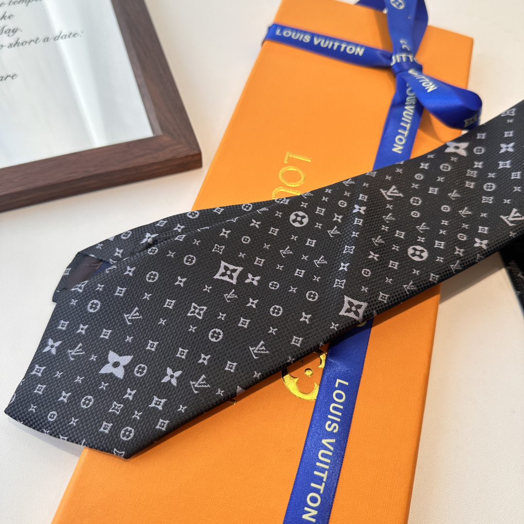 特 专柜同歩👔👔精致的小Logo提花，低调奢华大气的配色，这款领带将Lv标志性的Damier图案以同色调