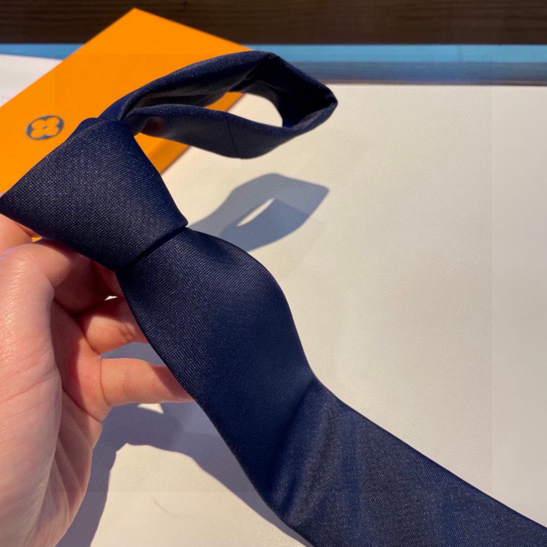LV字母渐变领带 ，路易威登经典领带👔男士必备单品超时尚！高端品质 版型面料都达到品牌标准，，难得的好款