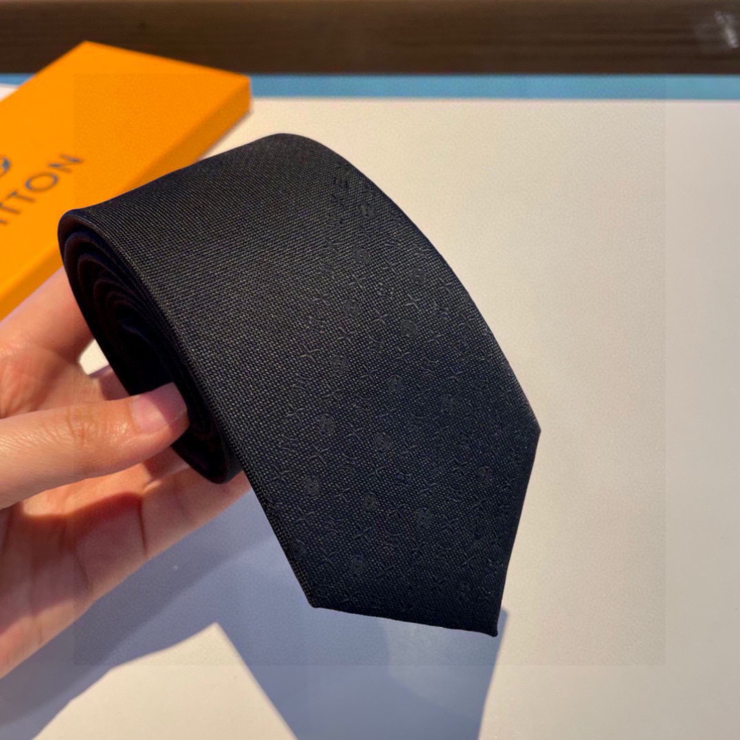 LV字母渐变领带 ，路易威登经典领带👔男士必备单品超时尚！高端品质 版型面料都达到品牌标准，，难得的好款