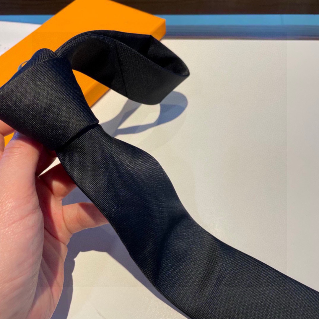 LV字母渐变领带 ，路易威登经典领带👔男士必备单品超时尚！高端品质 版型面料都达到品牌标准，，难得的好款