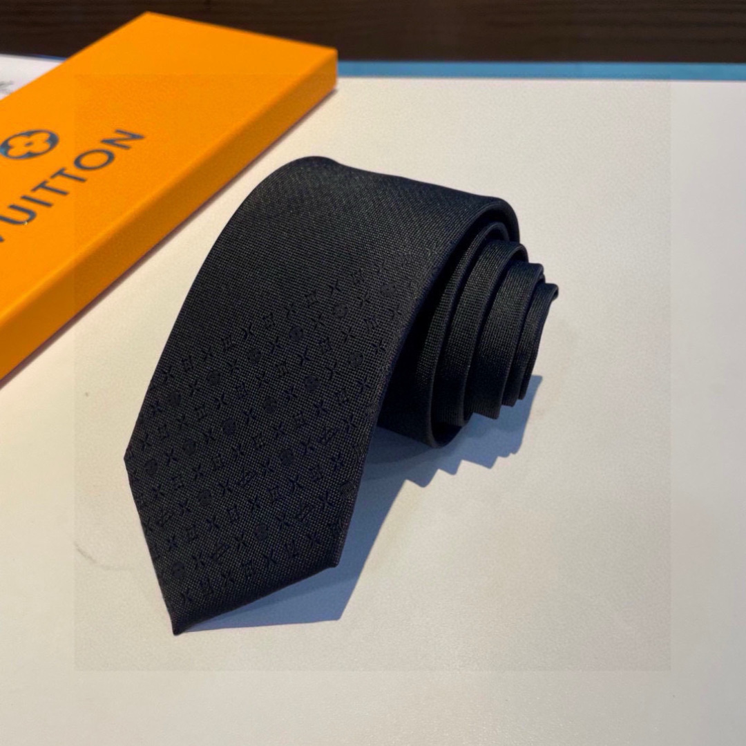 LV字母渐变领带 ，路易威登经典领带👔男士必备单品超时尚！高端品质 版型面料都达到品牌标准，，难得的好款