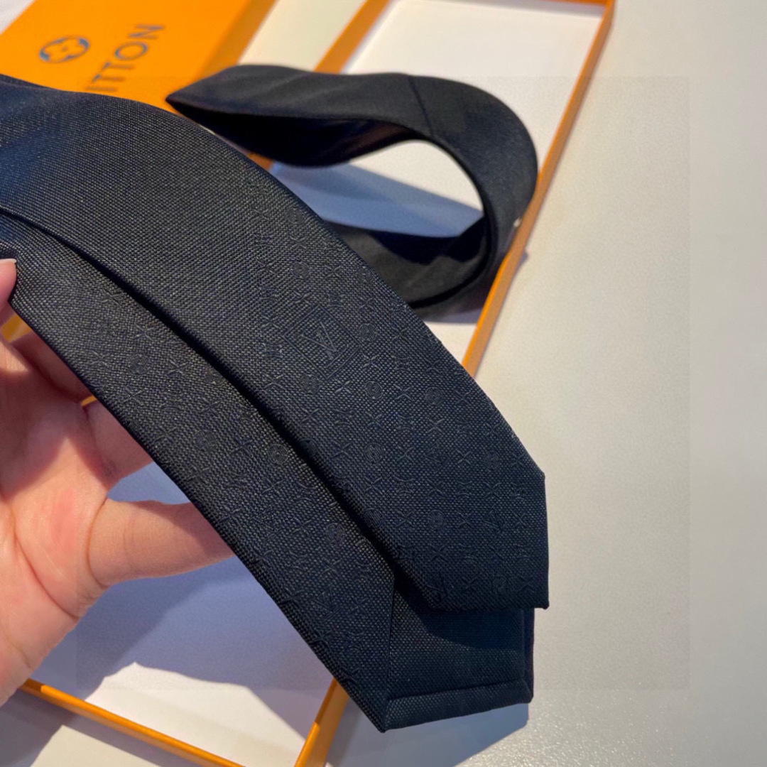 LV字母渐变领带 ，路易威登经典领带👔男士必备单品超时尚！高端品质 版型面料都达到品牌标准，，难得的好款