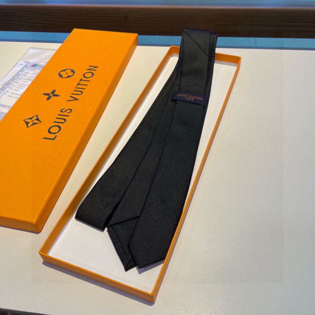 LV字母渐变领带 ，路易威登经典领带👔男士必备单品超时尚！高端品质 版型面料都达到品牌标准，，难得的好款