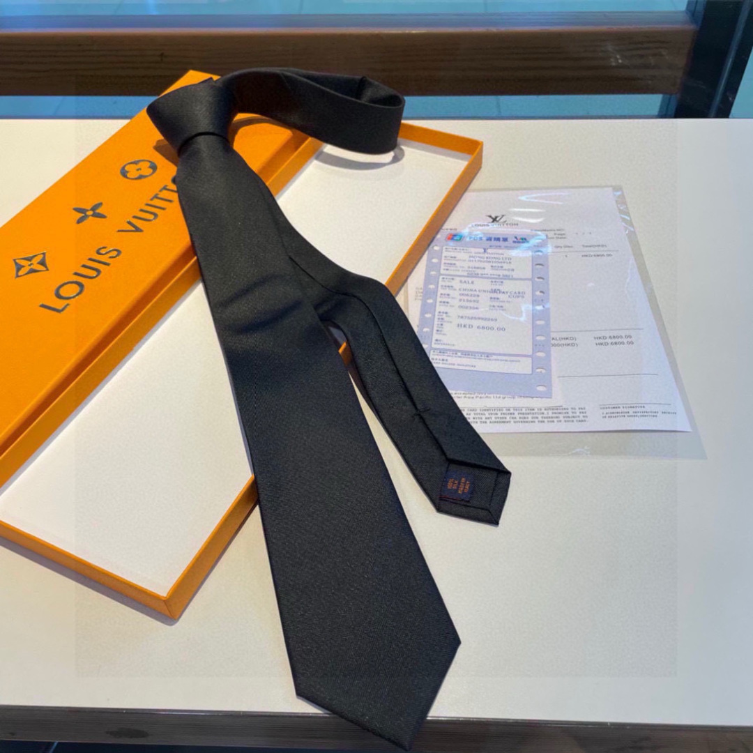 LV字母渐变领带 ，路易威登经典领带👔男士必备单品超时尚！高端品质 版型面料都达到品牌标准，，难得的好款