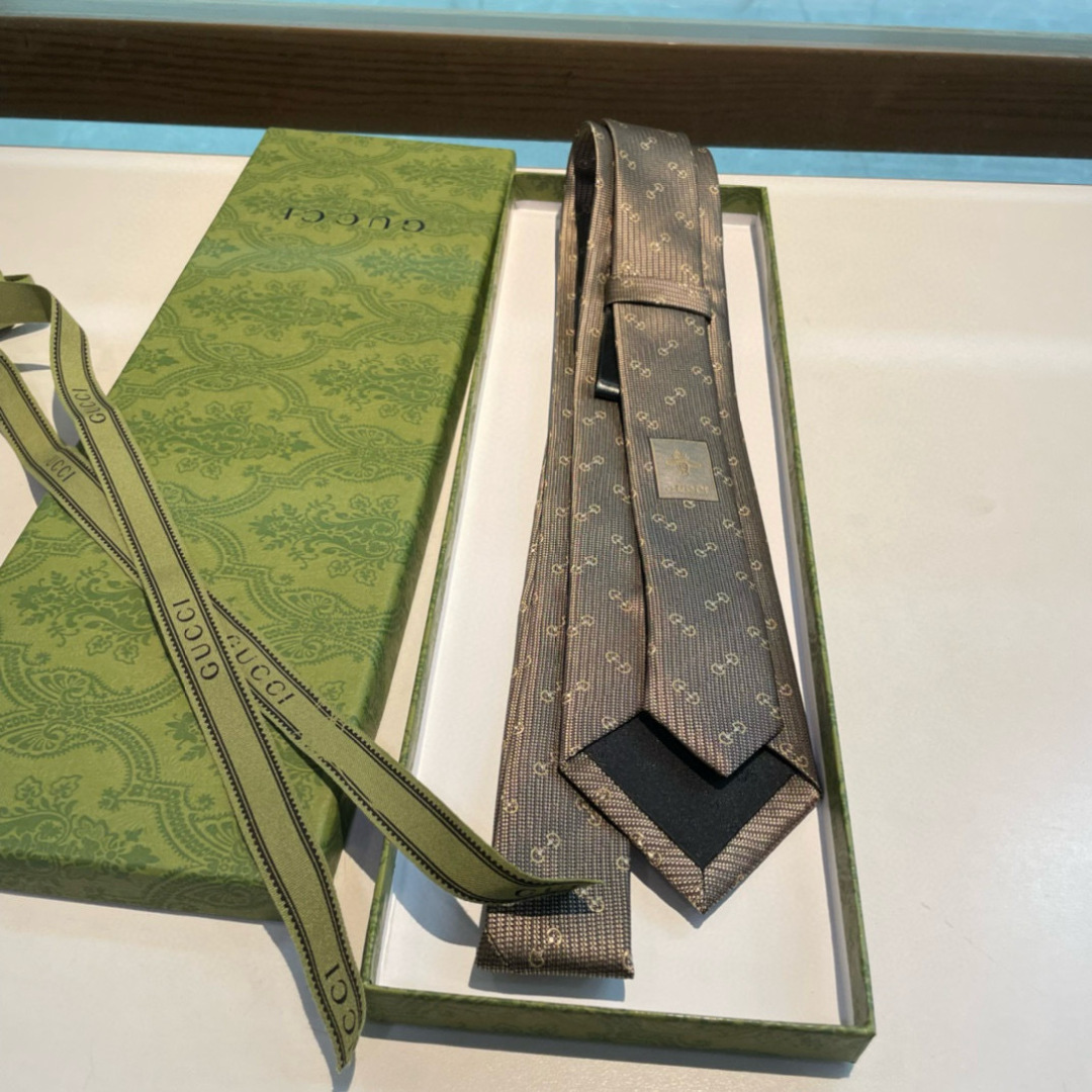 G家专柜新款 男士领带👔👔，稀有采用经典小G LOGO提花展现精湛手工与时尚优雅的理想选择，这款领带将标