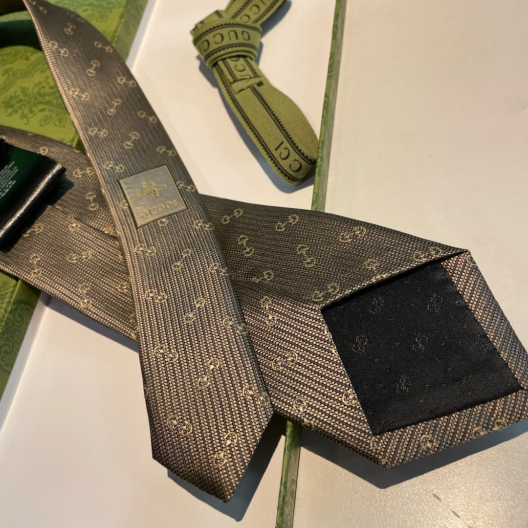 G家专柜新款 男士领带👔👔，稀有采用经典小G LOGO提花展现精湛手工与时尚优雅的理想选择，这款领带将标
