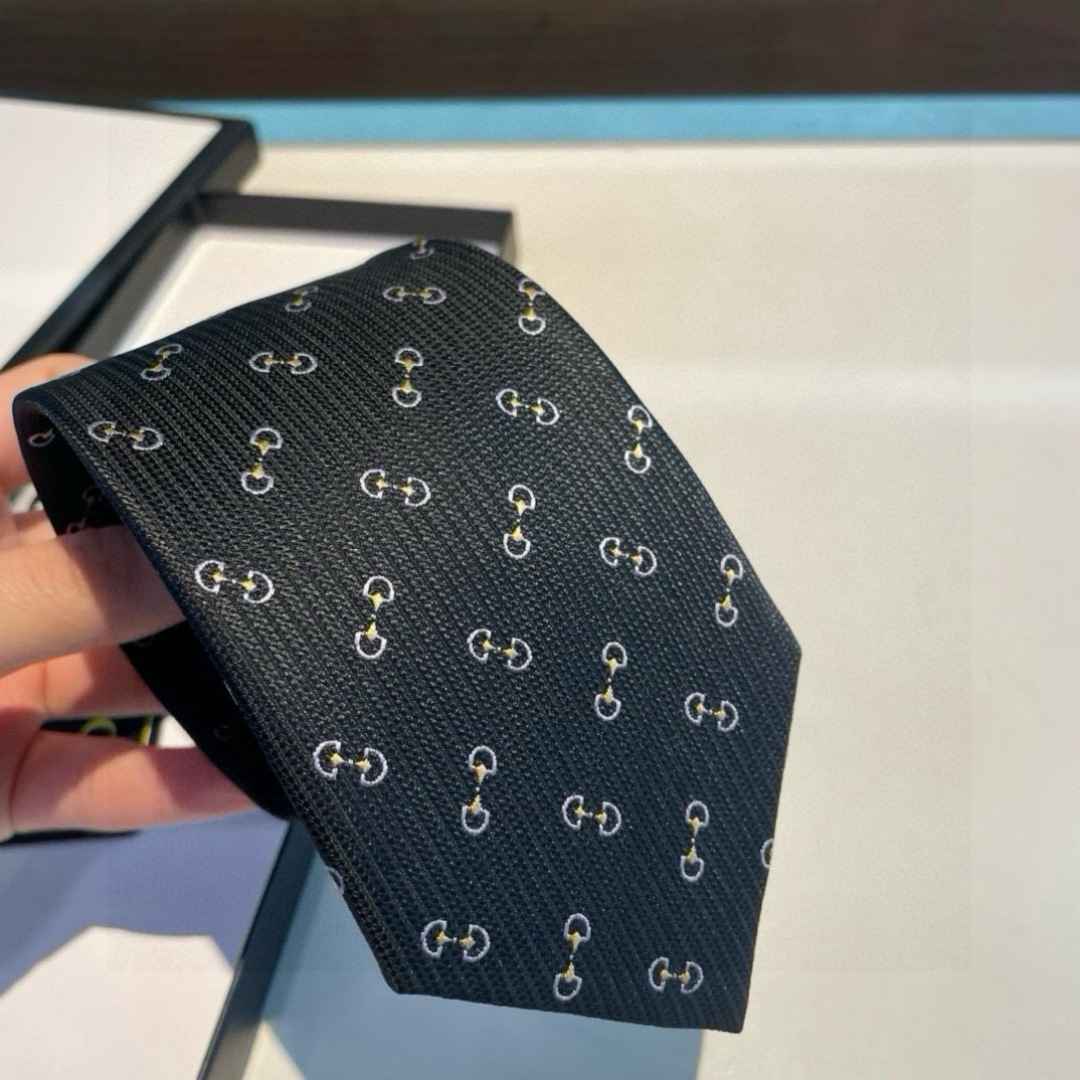 G家专柜新款 男士领带👔👔，稀有采用经典小G LOGO提花展现精湛手工与时尚优雅的理想选择，这款领带将标