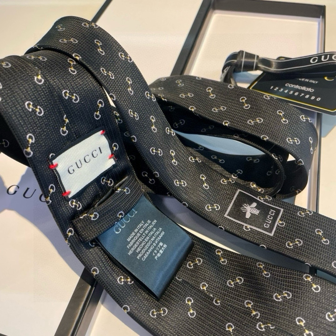 G家专柜新款 男士领带👔👔，稀有采用经典小G LOGO提花展现精湛手工与时尚优雅的理想选择，这款领带将标