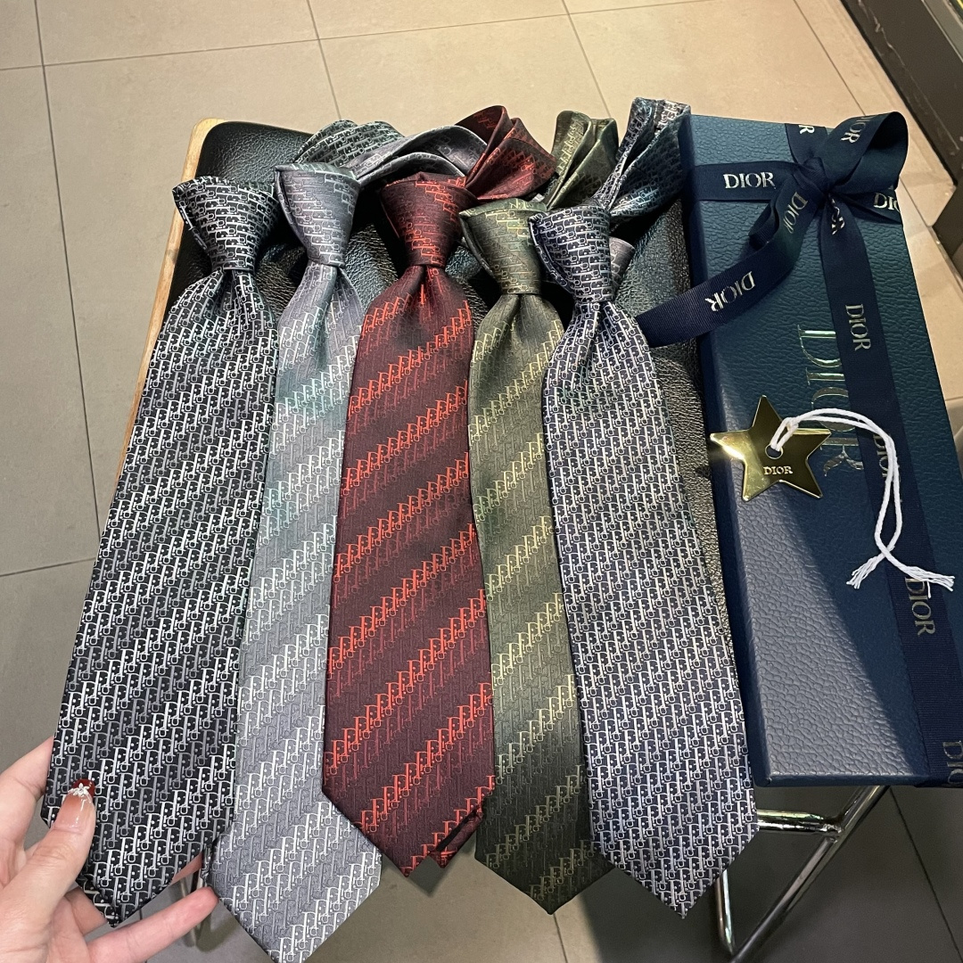 特 这款领带彰显 Oblique Trio 印花，以精致的三色效果全新演绎经典图案。优雅精致，可与各式西