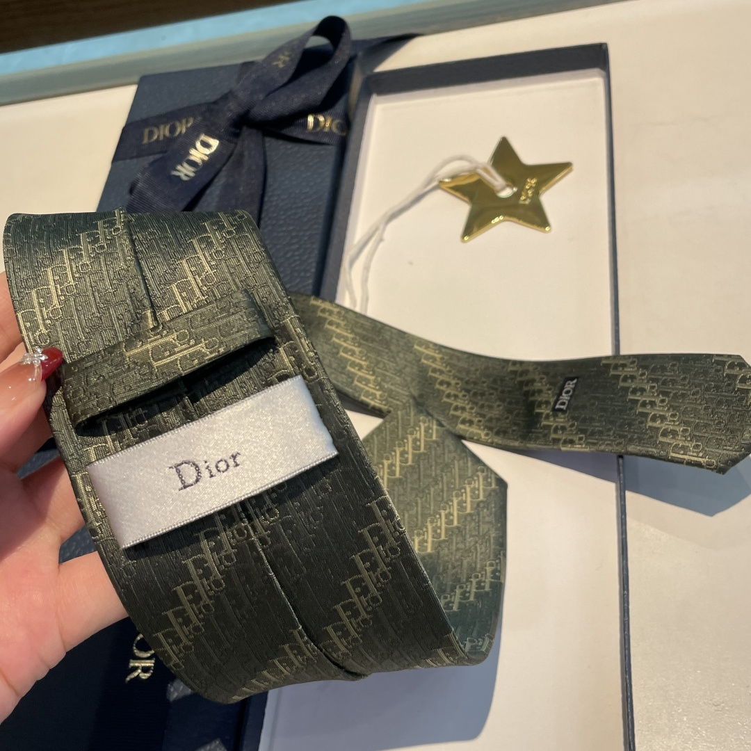 特 这款领带彰显 Oblique Trio 印花，以精致的三色效果全新演绎经典图案。优雅精致，可与各式西