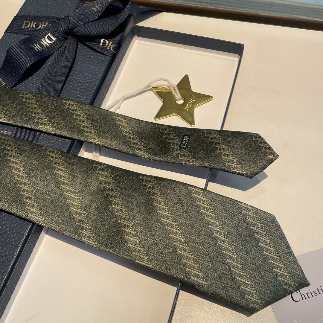 特 这款领带彰显 Oblique Trio 印花，以精致的三色效果全新演绎经典图案。优雅精致，可与各式西