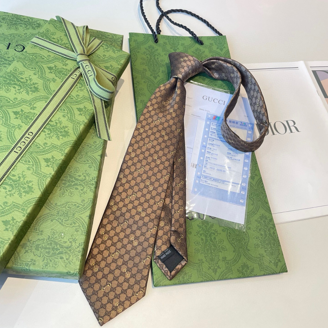 马衔扣的悠久历史始于1950年代，至今仍是Gucci具有代表性的传统精髓。这款桑蚕丝领带从品牌马术传承中