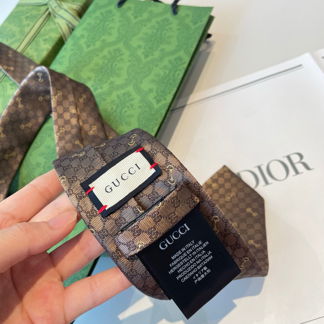 马衔扣的悠久历史始于1950年代，至今仍是Gucci具有代表性的传统精髓。这款桑蚕丝领带从品牌马术传承中