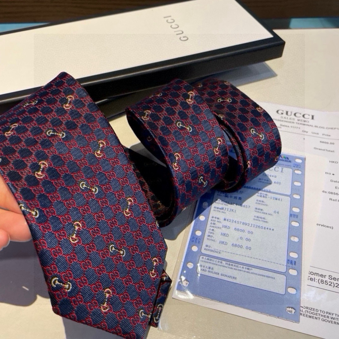 马衔扣的悠久历史始于1950年代，至今仍是Gucci具有代表性的传统精髓。这款桑蚕丝领带从品牌马术传承中