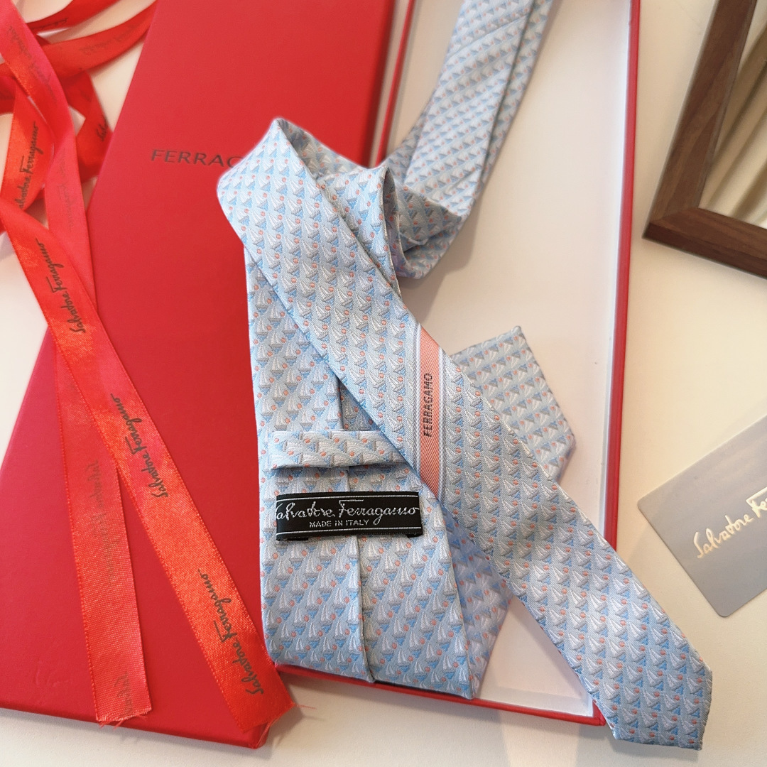 特 配包装 菲拉格慕男士新款领带系列👔👔，让男士可以充分展示自己个性。100%顶级斜纹真丝手工定制‼