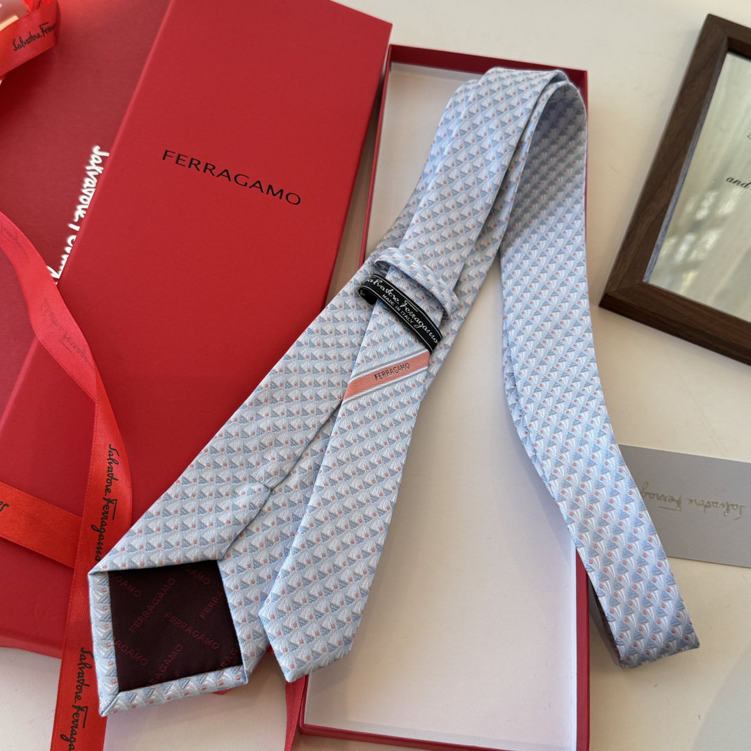 特 配包装 菲拉格慕男士新款领带系列👔👔，让男士可以充分展示自己个性。100%顶级斜纹真丝手工定制‼
