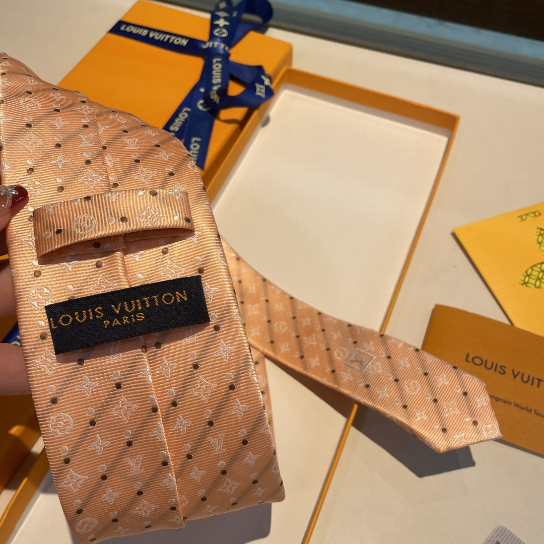 特👏👏专柜同歩👔👔精致的小Logo提花，低调奢华大气的配色，这款领带将Lv标志性的Damier图案以同色