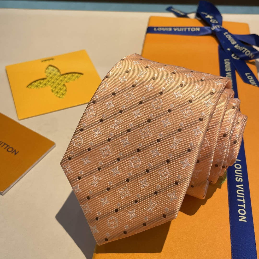 特👏👏专柜同歩👔👔精致的小Logo提花，低调奢华大气的配色，这款领带将Lv标志性的Damier图案以同色