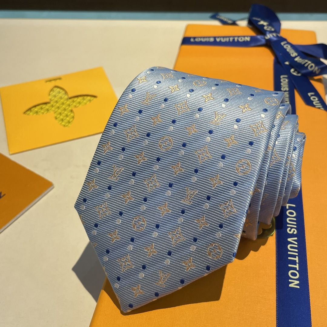 特👏👏专柜同歩👔👔精致的小Logo提花，低调奢华大气的配色，这款领带将Lv标志性的Damier图案以同色