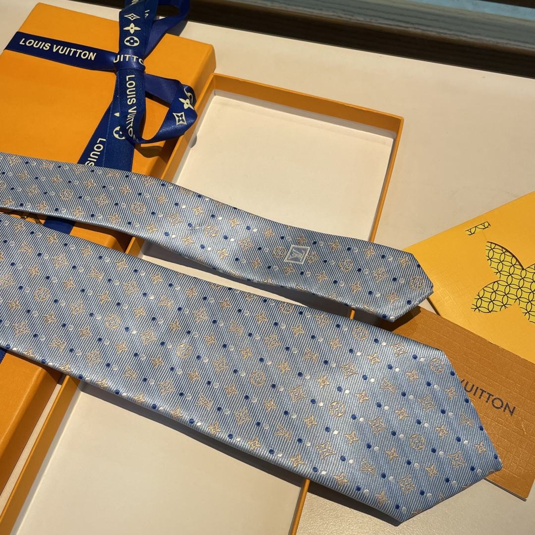 特👏👏专柜同歩👔👔精致的小Logo提花，低调奢华大气的配色，这款领带将Lv标志性的Damier图案以同色