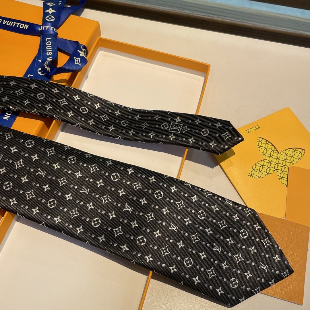 特👏👏专柜同歩👔👔精致的小Logo提花，低调奢华大气的配色，这款领带将Lv标志性的Damier图案以同色