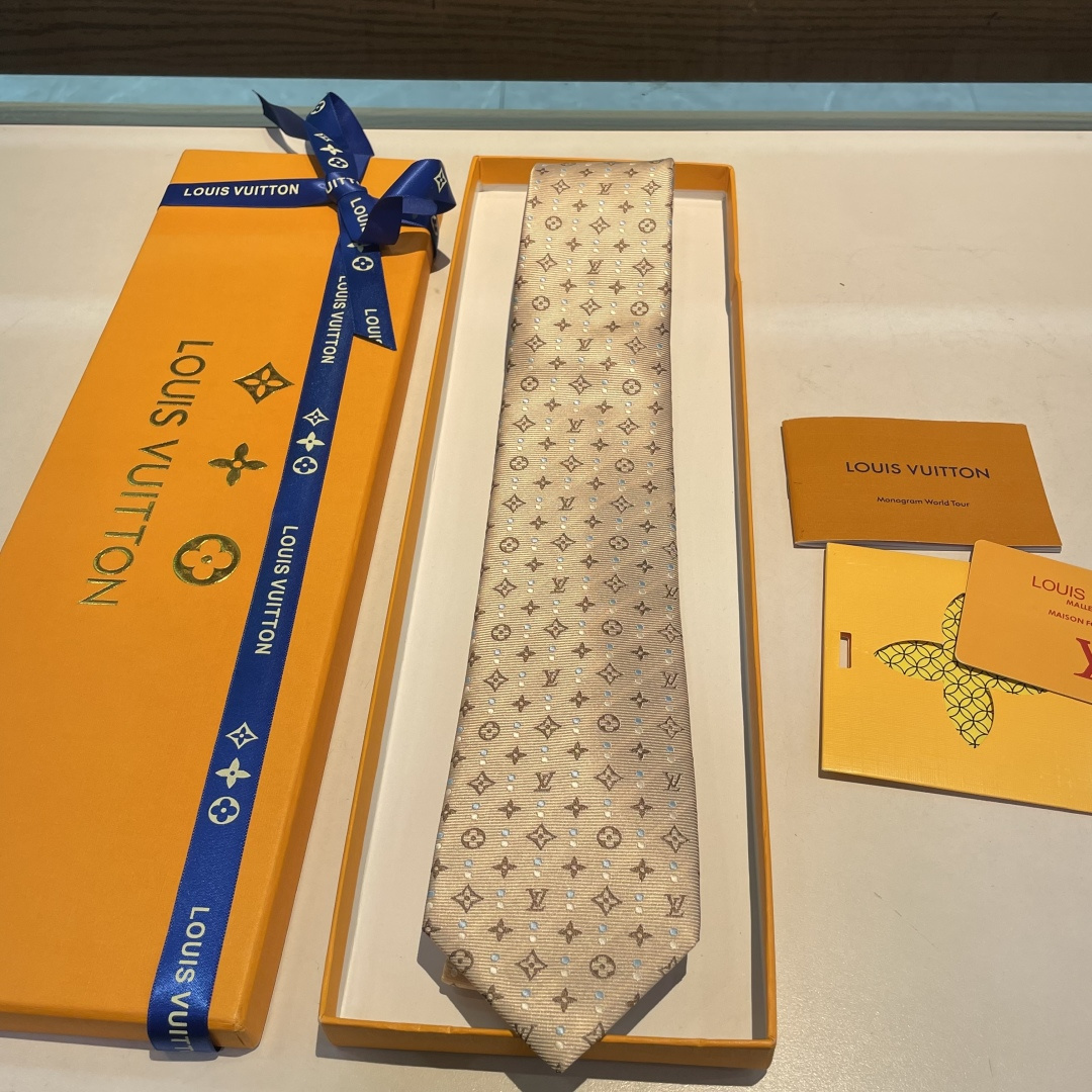 特👏👏专柜同歩👔👔精致的小Logo提花，低调奢华大气的配色，这款领带将Lv标志性的Damier图案以同色