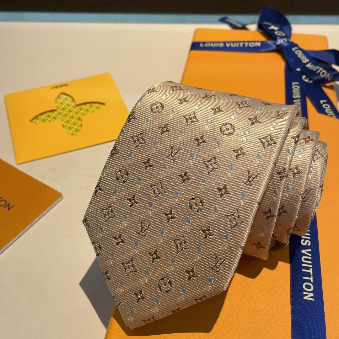 特👏👏专柜同歩👔👔精致的小Logo提花，低调奢华大气的配色，这款领带将Lv标志性的Damier图案以同色