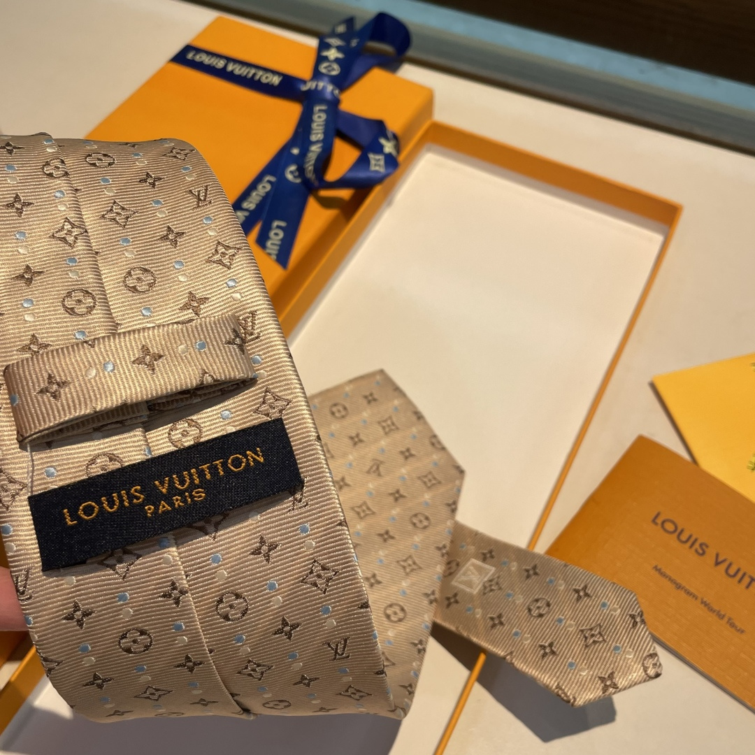 特👏👏专柜同歩👔👔精致的小Logo提花，低调奢华大气的配色，这款领带将Lv标志性的Damier图案以同色