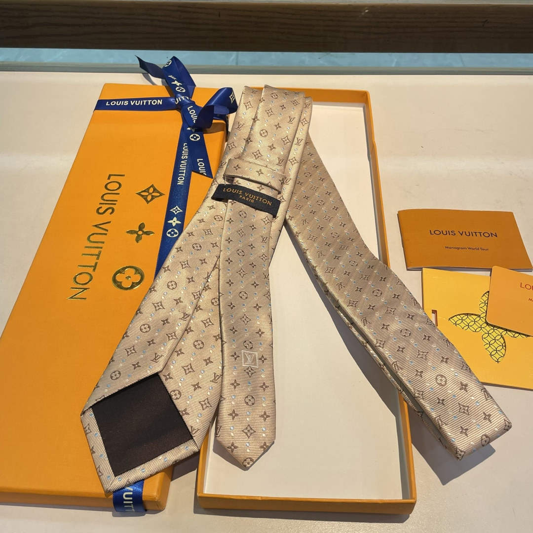 特👏👏专柜同歩👔👔精致的小Logo提花，低调奢华大气的配色，这款领带将Lv标志性的Damier图案以同色