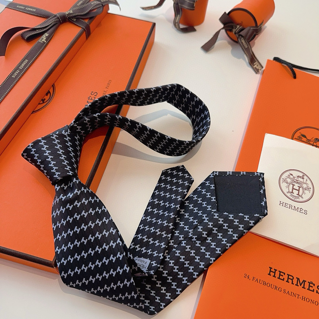 特 领带新款出货啦‼‼爱马仕男士新款领带系列👔👔，让男士可以充分展示自己个性。100%顶级斜纹真丝手工定