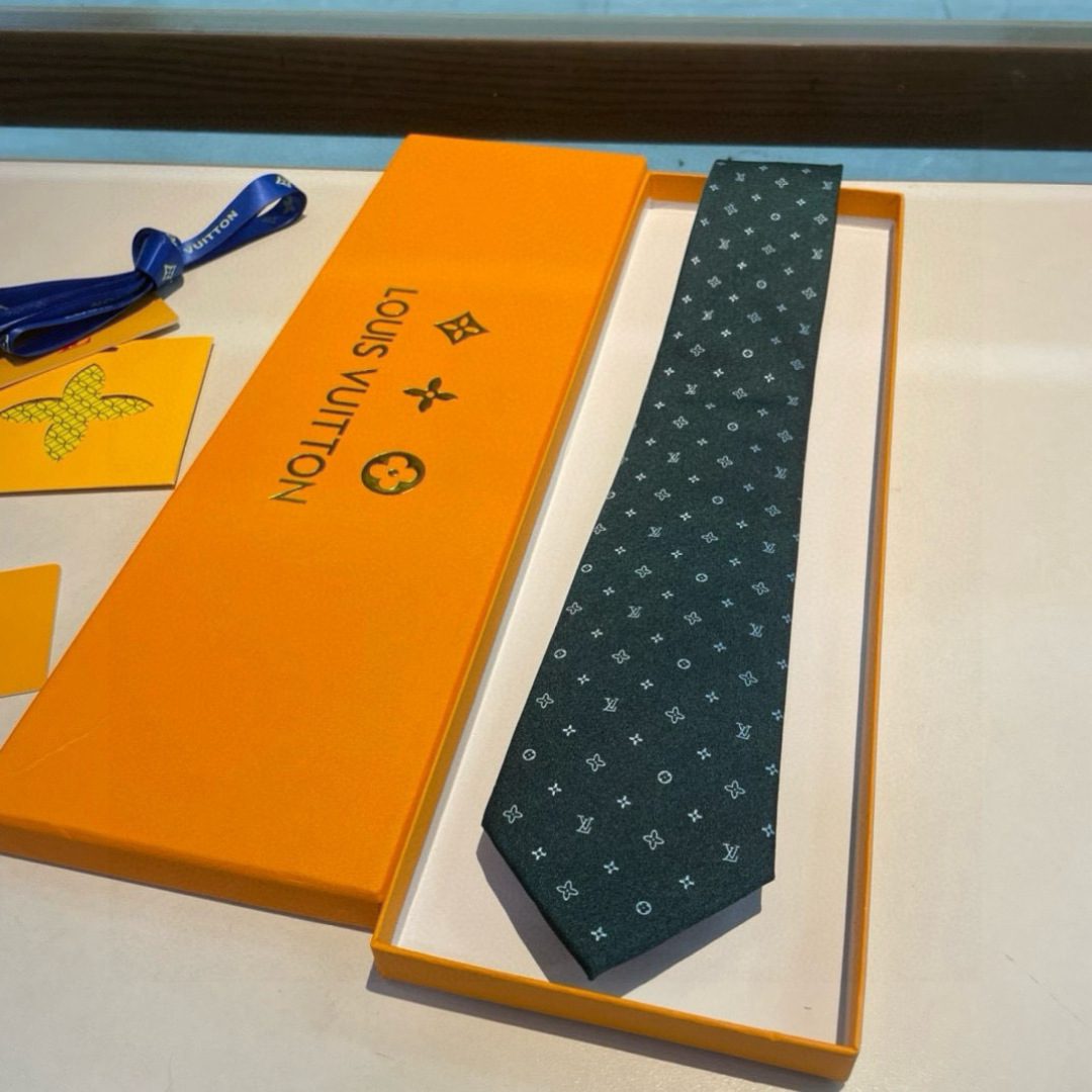 👏👏专柜同歩👔👔精致的小Logo提花，低调奢华大气的配色，这款领带将Lv标志性的Damier图案以同色调
